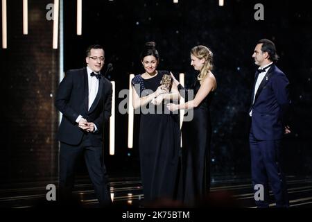 Alice Vidal (R) riceve il premio Best Short Film per 'Les Bigorneaux' durante la 43rd° cerimonia annuale di premiazione Cesar tenutasi nella sala concerti Salle Pleyel a Parigi, in Francia, il 02 marzo 2018. Foto Stock