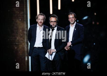 Il sound engineer francese Olivier Mauvezin, il sound engineer francese Nicolas Moreau e il sound engineer francese Stephane Thiebaut sono sul palco dopo aver vinto il premio Best Sound per il film 'Barbara' durante la cerimonia annuale di premiazione Cesar del 43rd tenutasi nella sala concerti Salle Pleyel a Parigi, in Francia, il 02 marzo 2018. Foto Stock