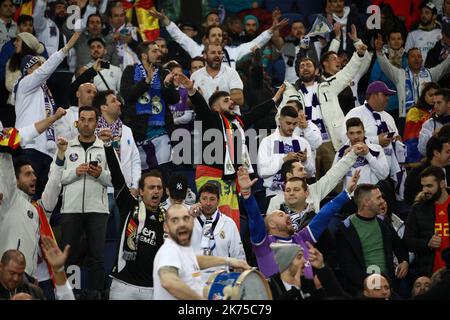 I tifosi del Real Madrid negli stand mostrano il loro sostegno Foto Stock