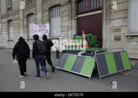 Diverse centinaia di giovani studenti si sono riuniti a Place de la Nation a Parigi per manifestare contro la politica del governo, in particolare per quanto riguarda la selezione universitaria. La manifestazione è scoppiata poco dopo un'ora dallo scoppio di diversi scontri tra i manifestanti e la polizia. Vicino alla metropolitana di Charonne, si sono effettuati diversi arresti e almeno una persona è stata ferita dalla polizia. Foto Stock