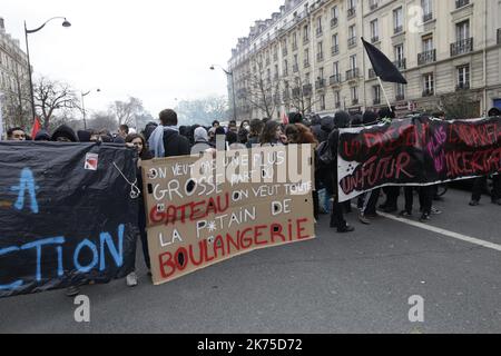 Diverse centinaia di giovani studenti si sono riuniti a Place de la Nation a Parigi per manifestare contro la politica del governo, in particolare per quanto riguarda la selezione universitaria. La manifestazione è scoppiata poco dopo un'ora dallo scoppio di diversi scontri tra i manifestanti e la polizia. Vicino alla metropolitana di Charonne, si sono effettuati diversi arresti e almeno una persona è stata ferita dalla polizia. Foto Stock