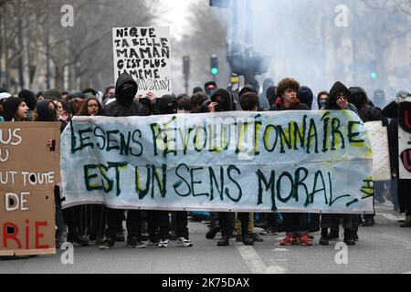 Scontri con le forze di polizia durante la manifestazione degli studenti delle scuole superiori del 22 marzo 2018 durante una manifestazione per protestare contro la serie di riforme del governo francese è in corso il 22 marzo 2018 a Parigi, in Francia. Sette sindacati hanno invitato i lavoratori del settore pubblico a sciopero il 22 marzo, tra cui il personale scolastico e ospedaliero, i funzionari pubblici e i controllori del traffico aereo. In tutta la Francia sono previste più di 140 proteste. Foto Stock