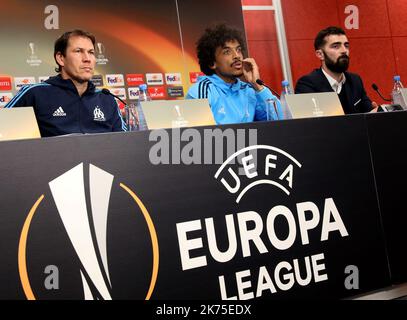 Rudi Garcia, il capo allenatore francese di Marsiglia, e Luiz Gustavo (R) di Marsiglia, ascoltano durante una conferenza stampa alla vigilia della finale del quarto incontro di calcio Europa League RB Leipzig contro Olympique de Marseille (OM) a Lipsia, Germania orientale, il 4 aprile 2018. Foto Stock