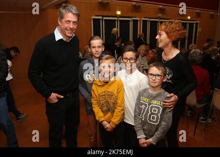 Attore britannico Hugh Grant, che vive a Eygalières, alla proiezione di Paddington 2 con locali©PHOTOPQR/LA PROVENCE/HIELY Cyril ; Eygalières 06/04/2018 l'acteur Hugh Grant qui vit à Eygalières a participé à la projection du film Paddington 2 à la salle des fêtes du village Eygalières, Francia, aprile 6th 2018. L'attore britannico Hugh Grant, che vive a Eygalières, alla proiezione di Paddington 2 con gli abitanti Foto Stock