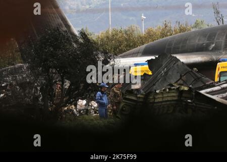 11/04/2018 - 257 morti nello schianto di un aereo militare algerino a Boufarik. L'aereo si è schiantato poco dopo il decollo dalla base aerea di Boufarik vicino ad Algeri. Per il momento non è stata avanzata alcuna ipotesi per spiegare l'incidente Foto Stock