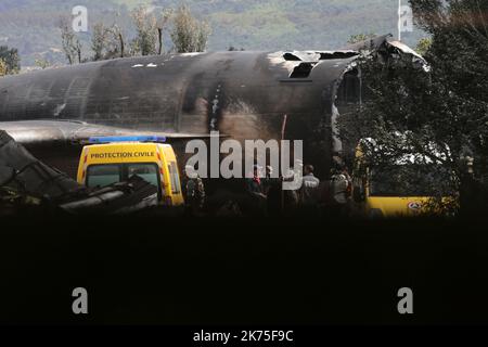 11/04/2018 - 257 morti nello schianto di un aereo militare algerino a Boufarik. L'aereo si è schiantato poco dopo il decollo dalla base aerea di Boufarik vicino ad Algeri. Per il momento non è stata avanzata alcuna ipotesi per spiegare l'incidente Foto Stock