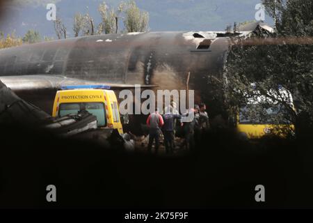 11/04/2018 - 257 morti nello schianto di un aereo militare algerino a Boufarik. L'aereo si è schiantato poco dopo il decollo dalla base aerea di Boufarik vicino ad Algeri. Per il momento non è stata avanzata alcuna ipotesi per spiegare l'incidente Foto Stock