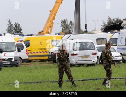 11/04/2018 - 257 morti nello schianto di un aereo militare algerino a Boufarik. L'aereo si è schiantato poco dopo il decollo dalla base aerea di Boufarik vicino ad Algeri. Per il momento non è stata avanzata alcuna ipotesi per spiegare l'incidente Foto Stock