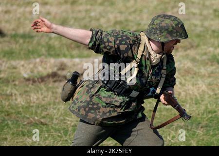 0The:00 spettacolo Yorkshire Wartime Experience. Leeds, Regno Unito, agosto 2022. Rievocazione militare con soldati, veicoli, carri armati e armi. Per lo più WW2 e 1940'. Foto Stock