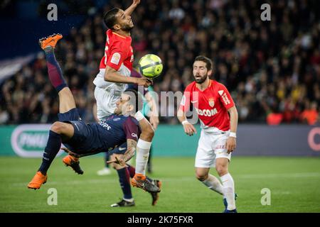 Retourne acrobatique de Daniel Alves (PSG) durante il Paris Saint-Germain vs COME Monaco Championnat de France Ligue 1 partita al Parc des Princes, Parigi Foto Stock