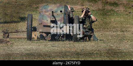 0The:00 spettacolo Yorkshire Wartime Experience. Leeds, Regno Unito, agosto 2022. Rievocazione militare con soldati, veicoli, carri armati e armi. Per lo più WW2 e 1940'. Foto Stock