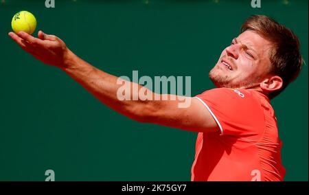 Roberto Bautista Augt (bleu) - David Goffin (arancione) David Goffin del Belgio gioca un ruolo di backhand durante la partita di single maschile contro Roberto Bautista Augt di Spagna il quinto giorno del Rolex Monte-Carlo Masters al Monte-Carlo Sporting Club il 19 aprile 2018 a Monte-Carlo, Monaco. Foto Stock