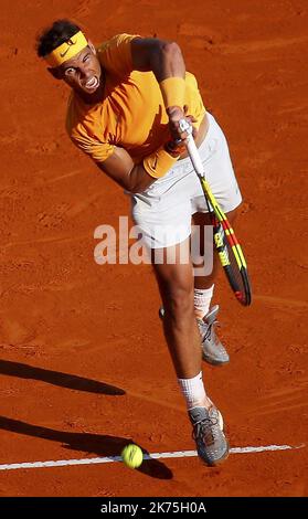 Rafael Nadal - Karen Khachanov il Rafael Nadal in Spagna restituisce una palla al Karen Khachanov russo durante la partita di tennis al torneo di Monte-Carlo ATP Masters Series il 19 aprile 2018 a Monaco. Foto Stock