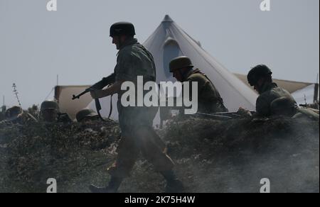 0The:00 spettacolo Yorkshire Wartime Experience. Leeds, Regno Unito, agosto 2022. Rievocazione militare con soldati, veicoli, carri armati e armi. Per lo più WW2 e 1940'. Foto Stock