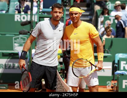 Rafael Nadal in Spagna e Grigor Dimitrov in Bulgaria durante la loro semifinale al torneo di Monte-Carlo ATP Masters Series il 21 aprile 2018 a Monaco. Foto Stock
