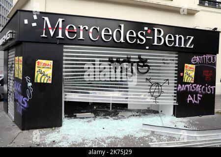 I manifestanti e la polizia si scontrano durante il raduno annuale dei lavoratori del giorno di maggio a Parigi il 1 maggio 2018. Foto Stock