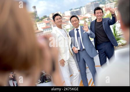 Attori Ji-Hoon Ju Waves as Sung-min Lee dà il pollice in su come Jung-min Hwang assiste alla fotocellula per 'la spia andato nord (Gongjak)' durante il 71st ° Festival annuale di Cannes al Palais des Festivals il 11 maggio 2018 a Cannes, Francia. Foto Stock