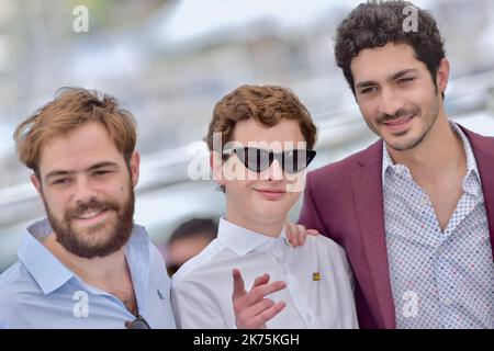 L'attore Lorenzo ferro (C) compie un gesto di mano mentre si pone con gli attori Peter Lanzani (L) e Chino Darin (R) durante la fotocellula per 'El Angel' durante il 71st° Festival annuale di Cannes al Palais des Festivals il 11 maggio 2018 a Cannes. Foto Stock