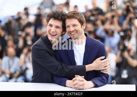 Attore francese Vincent Lacoste l'attore francese Pierre Deladonchamps (R) posa durante la fotocall forc (Plaire, Aimer et Courir vite) al 71st° Festival annuale di Cannes, a Cannes, in Francia, 11 maggio 2018. Il film è presentato nel Concorso ufficiale del festival che si svolge dal 08 al 19 maggio. Foto Stock