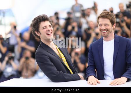 Attore francese Vincent Lacoste l'attore francese Pierre Deladonchamps (R) posa durante la fotocall forc (Plaire, Aimer et Courir vite) al 71st° Festival annuale di Cannes, a Cannes, in Francia, 11 maggio 2018. Il film è presentato nel Concorso ufficiale del festival che si svolge dal 08 al 19 maggio. Foto Stock