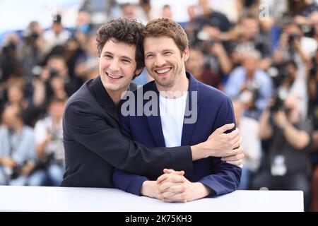 Attore francese Vincent Lacoste l'attore francese Pierre Deladonchamps (R) posa durante la fotocall forc (Plaire, Aimer et Courir vite) al 71st° Festival annuale di Cannes, a Cannes, in Francia, 11 maggio 2018. Il film è presentato nel Concorso ufficiale del festival che si svolge dal 08 al 19 maggio. Foto Stock