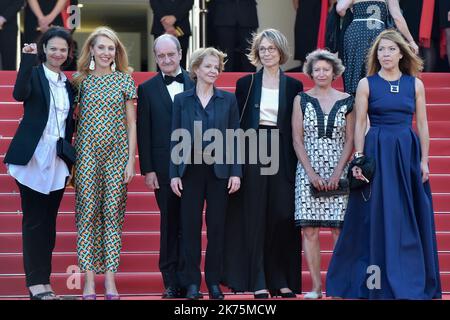 Il ministro francese della Cultura Francoise Nyssen (terza destra), Isabelle Giordano (L) e altri ministri del Governo camminano sul tappeto rosso per protestare contro la mancanza di registi femminili onorati per tutta la storia del festival alla proiezione di 'Girls of the Sun (Les Filles Du Soleil)' durante il 71st° Festival annuale di Cannes al Palais des Festivals il 12 maggio 2018 a Cannes, Francia. Solo 82 film in concorso nella selezione ufficiale sono stati diretti dalle donne fin dall'inizio del Festival di Cannes, mentre 1.645 film negli ultimi 71 anni sono stati diretti dagli uomini. Foto Stock