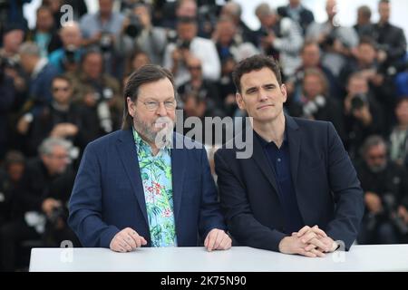 CANNES, FRANCIA - MAGGIO 14: L'attore Matt Dillon (R) e il regista Lars von Trier partecipano alla fotocall per la 'Casa che Jack ha costruito' durante il 71st° Festival annuale del Cinema di Cannes al Palais des Festivals il 14 maggio 2018 a Cannes, Francia. Foto Stock