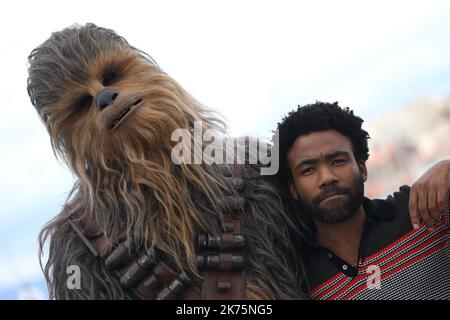 Chewbacca e Donald Glover partecipano alla fotocall per solo: A Star Wars Story durante il 71st° Festival annuale di Cannes. Foto Stock