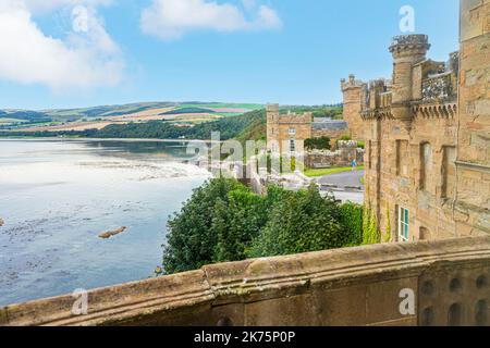 Il castello di Culzean si affaccia sulla baia di Culzean, South Ayrshire, Scozia, Regno Unito Foto Stock