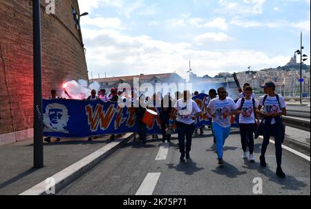 Marsiglia tifosi a Marsiglia davanti alla partita ©PHOTOPQR/LA PROVENCE ; Calcio : Europa League (Ligue Europa) UEFA finale entre l' Olympique de Marseille (OM) et l'Atlético de Madrid à Décines Charpieu. Ambiance à Marseille ICI défilé de supporters du groupe Winners entre le Vieux Port et le Fort Saint Jean. Foto Stock