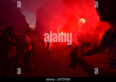 ici ambiance avec les supporters dans le quartier de la Plaine fumigènes Foto Stock