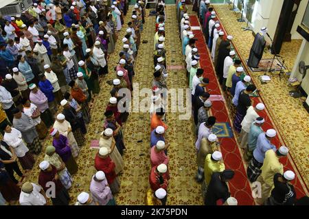 I musulmani si riuniscono per le preghiere di Tarawih la seconda notte del Ramadan in una moschea a Kuala Lumpur, Malesia, il 17 maggio 2018. Foto Stock