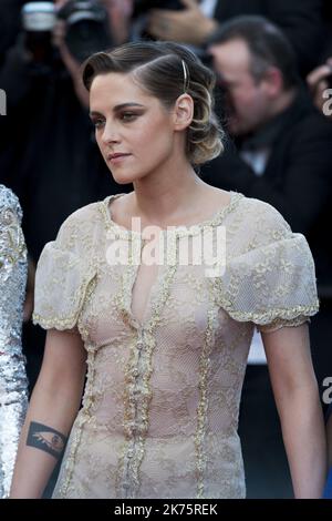 Attrice STATUNITENSE e membro della giuria del film Kristen Stewart posa come lei arriva il 19 maggio 2018 per la cerimonia di chiusura e la proiezione del film 'l'uomo che ha ucciso Don Chisciotte' alla 71st edizione del Festival di Cannes a Cannes, nel sud della Francia. Foto Stock