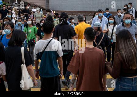 Hong Kong, Cina. 16th Ott 2022. I pedoni che indossano maschere facciali sono visti attraversando la strada ad un incrocio zebra a Hong Kong. Credit: SOPA Images Limited/Alamy Live News Foto Stock