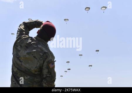 La cerimonia festeggia il 74th° anniversario dell'operazione di atterraggio durante la seconda guerra mondiale a Sainte-Mère-Église, nella parte occidentale della Francia, il 3rd maggio 2018. Saint-Mère-Eglise, la prima città ad essere liberata dagli Alleati. Foto Stock