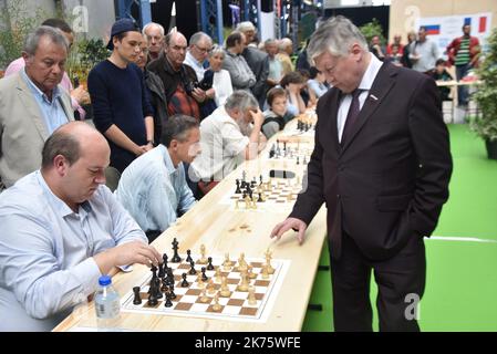 Anatoly Yevgenyevich Karpov, Gran Maestro di scacchi russo ed ex campione del mondo, contro 20 giocatori. Foto Stock