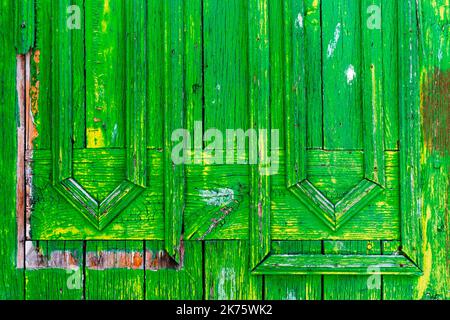 Porta verde intemperiata con vernice di peeling. Tamajón, Guadalajara, Castilla la Mancha, Spagna, Europa Foto Stock