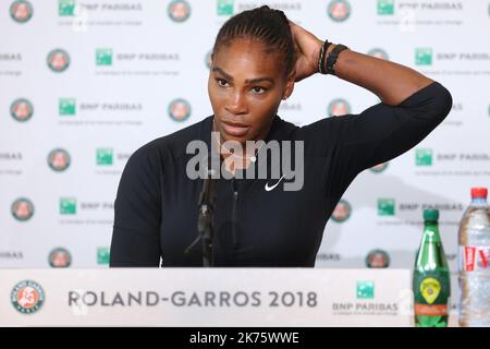 Serena Williams partecipa a una conferenza durante il French Open 2018 per annunciare che si ritirerà dal torneo a causa di un infortunio. Williams doveva giocare una partita di quarto turno contro Maria Sharapova quando ha annunciato la sua decisione. Foto Stock