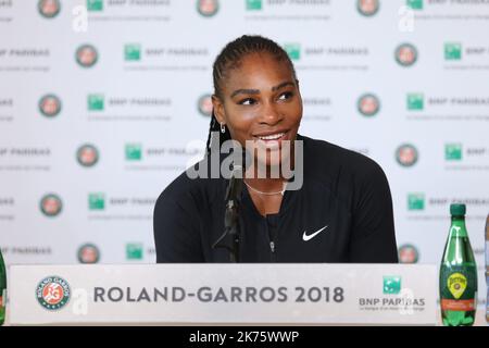 Serena Williams partecipa a una conferenza durante il French Open 2018 per annunciare che si ritirerà dal torneo a causa di un infortunio. Williams doveva giocare una partita di quarto turno contro Maria Sharapova quando ha annunciato la sua decisione. Foto Stock