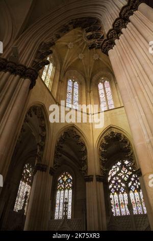 Dettagli architettonici e vetrate all'interno della chiesa presso il monastero di Santa Maria da Vitoria, Batalha, Portogallo. Foto Stock