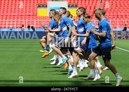 Giocatori della squadra di calcio islandese in azione durante la sessione di allenamento un giorno prima della partita di calcio Argentina vs Islanda della COPPA DEL MONDO FIFA Russia 2018 Foto Stock