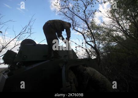 KHARKIV, UCRAINA - 13 OTTOBRE 2022 - i militari sono visti nella posizione di fuoco dell'artiglieria delle forze armate dell'Ucraina, regione di Kharkiv, Ucraina nord-orientale. Questa foto non può essere distribuita nella federazione russa. Foto Stock