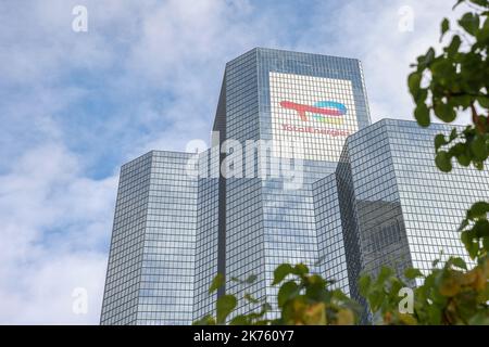 Parigi, Francia. 16th Ott 2022. Vista della torre principale del gruppo 'TotalEnergies' di Parigi. Credit: SOPA Images Limited/Alamy Live News Foto Stock