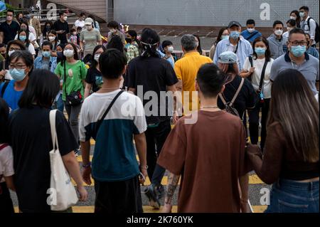 Hong Kong, Cina. 16th Ott 2022. I pedoni che indossano maschere facciali sono visti attraversando la strada ad un incrocio zebra a Hong Kong. (Foto di Miguel candela/SOPA Images/Sipa USA) Credit: Sipa USA/Alamy Live News Foto Stock