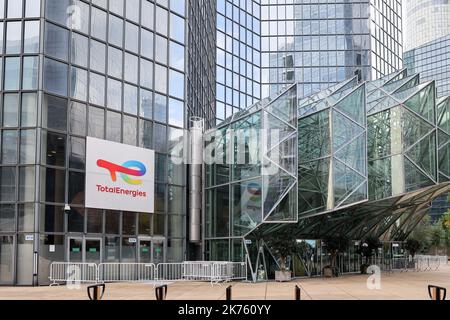 Parigi, Francia. 16th Ott 2022. Vista della torre principale del gruppo 'TotalEnergies' di Parigi. Credit: SOPA Images Limited/Alamy Live News Foto Stock