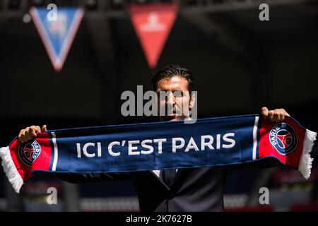 Conferenza stampa che presenta il nuovo giocatore di Paris Saint Germain (PSG), ex Juventus e portiere italiano Gianluigi Buffon (R), a Parigi, il 9th luglio 2018. Foto Stock