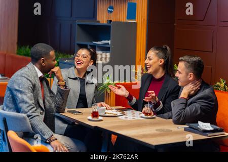 Gruppo di gente di busniess multirazziale sta ridendo Foto Stock