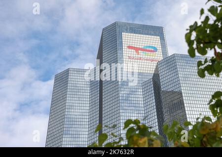 Parigi, Francia. 16th Ott 2022. Vista della torre principale del gruppo 'TotalEnergies' di Parigi. (Foto di Denis Thaust/SOPA Images/Sipa USA) Credit: Sipa USA/Alamy Live News Foto Stock