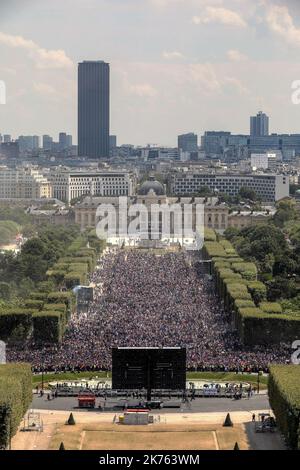 aris VIIe, le 15 juillet 2018. De nombreux Parisiens se sont retrouvÃ©s dans la Fan zone du Champs de Mars Ã Paris sous la Tour Eiffel pour suivre sur un Grand Ã©cran la finale de la Coupe du Monde Football en Russie qui oppone la France Ã la Croatie. Migliaia di tifosi della squadra francese si sono riuniti per celebrare la vittoria della Francia ai Mondiali di calcio Foto Stock