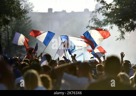 Migliaia di tifosi della squadra francese si sono riuniti per celebrare la vittoria della Francia ai Mondiali di calcio. Foto Stock